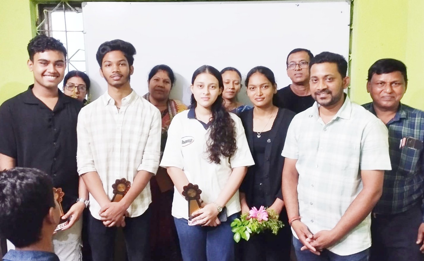 You are currently viewing ଗୁରୁକୁଳ କ୍ଲାସେସର ଦଶମ ଶ୍ରେଣୀ କୃତୀ ଛାତ୍ରଛାତ୍ରୀଙ୍କୁ ସମ୍ବର୍ଦ୍ଧନା: ୯୦%ରୁ ଅଧିକ ନମ୍ବର ରଖିଥିବା ପିଲାଙ୍କୁ ସମ୍ମାନ