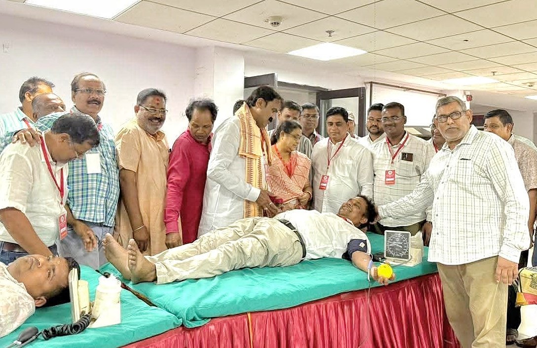 You are currently viewing ଅନୁଗୁଳ ଜିଲ୍ଲା ଠିକାଦାର ସଂଘ ପକ୍ଷରୁ ବୃହତ ରକ୍ତଦାନ ଶିବିର: ୧୧୦ ୟୁନିଟ୍ ରକ୍ତ ସଂଗୃହୀତ