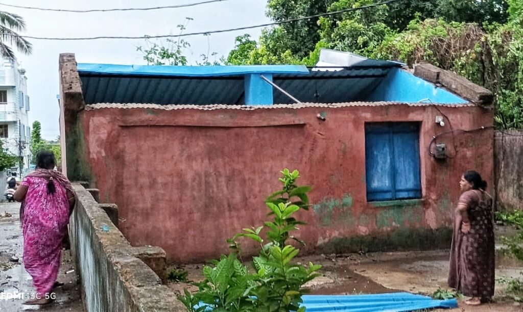 କାଳବୈଶାଖୀରେ ଉପୁଡ଼ିଲା ଗଛ, ଉଡ଼ିଗଲା ଟିଣ ଛାତ