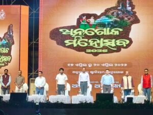 Read more about the article ୧୩ତମ ଅନୁଗୁଳ ମହୋତ୍ସବ: ଦ୍ୱିତୀୟ ସନ୍ଧ୍ୟାରେ ଜମିଲା କଳା ଓ ସଂସ୍କୃତିର ଆସର, ହସାଇଲେ ମିଷ୍ଟର ଗୁଲୁଆ