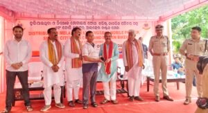 Read more about the article ଅନୁଗୁଳ ଜିଲ୍ଲା ପୋଲିସର ‘ବଣ୍ଟନ ମେଳା’: ଜନତାଙ୍କୁ ସାମଗ୍ରୀ ଫେରସ୍ତ କଲେ କେନ୍ଦ୍ରମନ୍ତ୍ରୀ