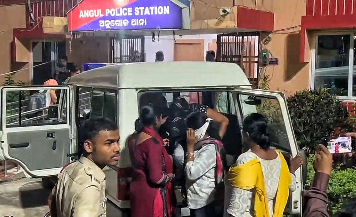 You are currently viewing ଅନୁଗୁଳରେ ସେକ୍ସ ରାକେଟ୍ ଠାବ: ଏ-ୱାନ୍ ହୋଟେଲରେ ଚଢ଼ାଉ, ମାଲିକଙ୍କ ସମେତ ୪ ଗିରଫ