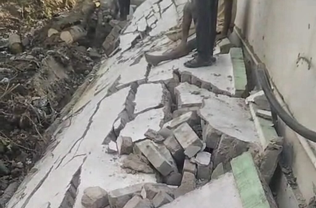 ଅନୁଗୁଳ ଜିଲ୍ଲା ମୁଖ୍ୟ ଚିକିତ୍ସାଳୟରେ ଅଘଟଣ: ଶବଗୃହ ପାଚେରି ଭୁଶୁଡ଼ି ୨ ଶ୍ରମିକ ଆହତ