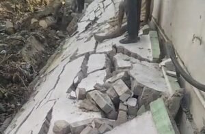 Read more about the article ଅନୁଗୁଳ ଜିଲ୍ଲା ମୁଖ୍ୟ ଚିକିତ୍ସାଳୟରେ ଅଘଟଣ: ଶବଗୃହ ପାଚେରି ଭୁଶୁଡ଼ି ୨ ଶ୍ରମିକ ଆହତ