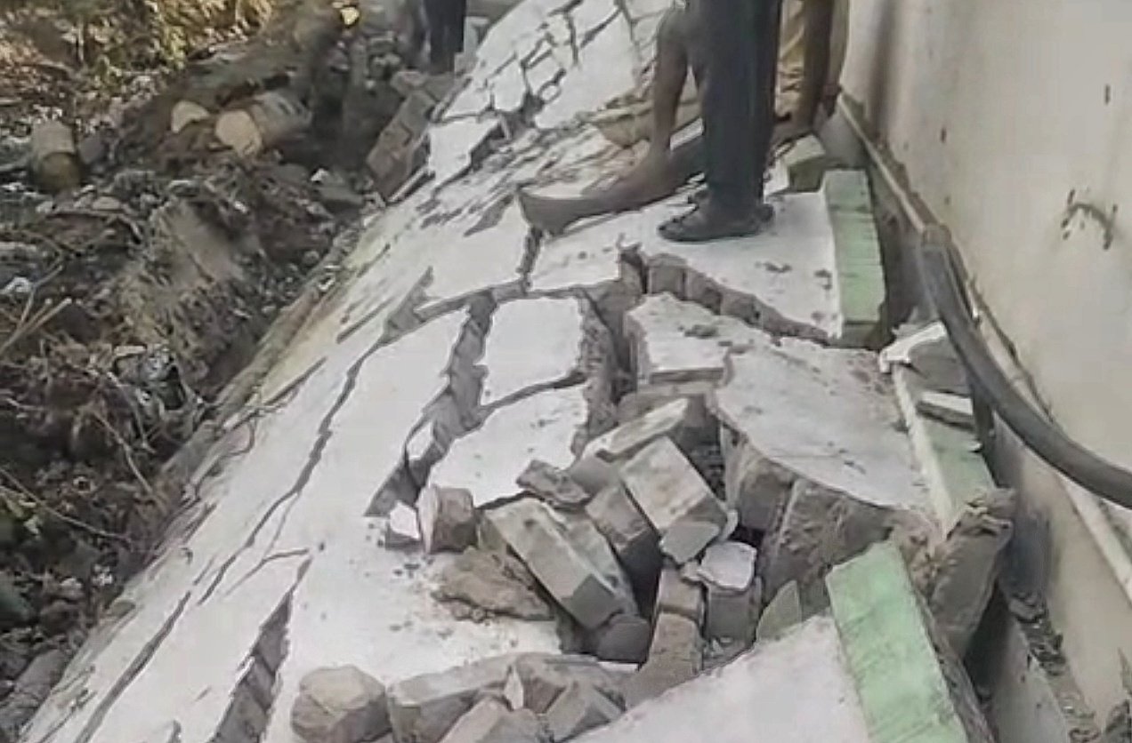 You are currently viewing ଅନୁଗୁଳ ଜିଲ୍ଲା ମୁଖ୍ୟ ଚିକିତ୍ସାଳୟରେ ଅଘଟଣ: ଶବଗୃହ ପାଚେରି ଭୁଶୁଡ଼ି ୨ ଶ୍ରମିକ ଆହତ