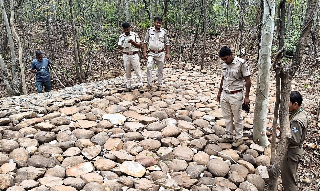 You are currently viewing ତାଳଚେର ରେଞ୍ଜରେ ବନ ବିଭାଗର ମନିଟରିଂ: ମୃତ୍ତିକା ଓ ଆର୍ଦ୍ରତା ସଂରକ୍ଷଣ ଉପରେ ଗୁରୁତ୍ୱ