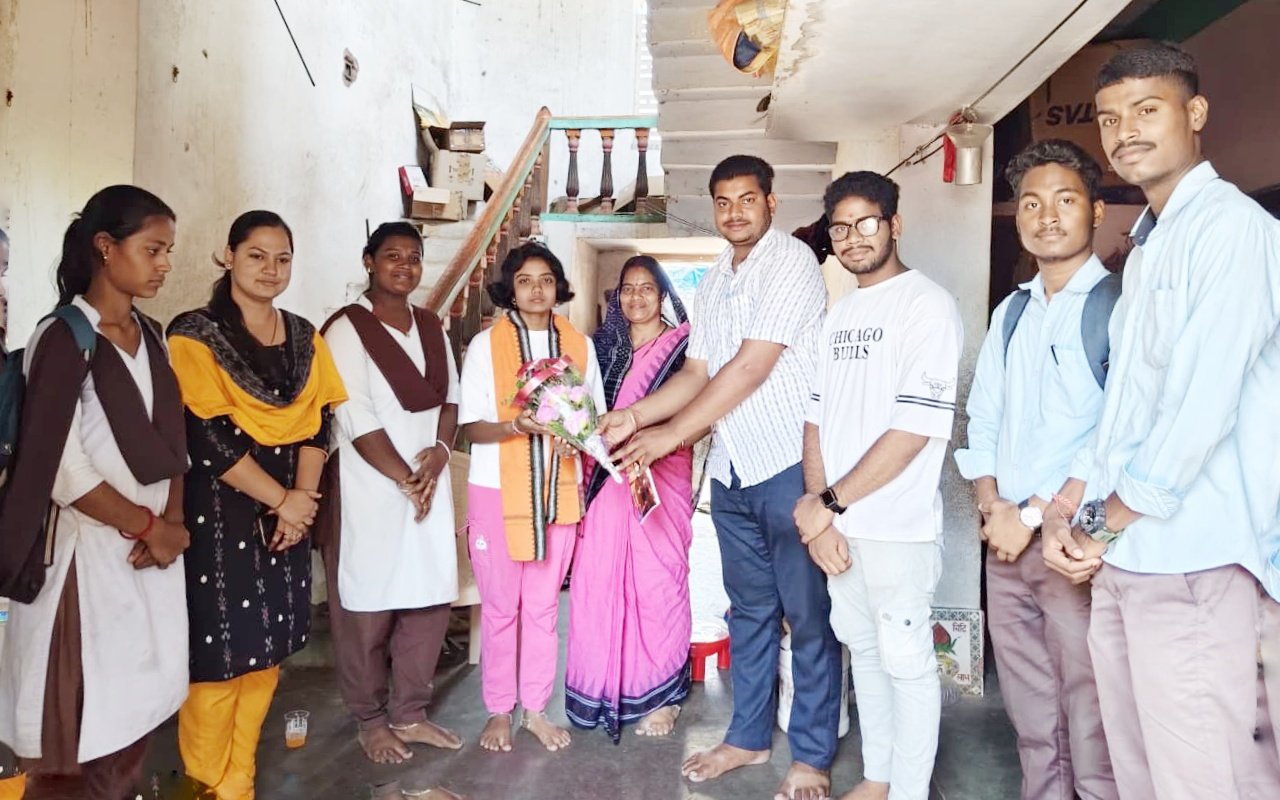You are currently viewing ସଫଳତାକୁ ସମ୍ମାନ: ଦଶମ ବୋର୍ଡ କୃତୀ ଛାତ୍ରୀ ଆଦ୍ୟାଶାଙ୍କୁ ଏବିଭିପି ପକ୍ଷରୁ ସମ୍ବର୍ଦ୍ଧନା