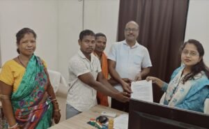 Read more about the article ଲକ୍ଷ୍ମୀ ବସ୍ ବନ୍ଦ ଓ ଅଧପନ୍ତରିଆ ରାସ୍ତା କାମକୁ ନେଇ ତେଜିଲା ଜନଅସନ୍ତୋଷ: ୧୨ ତାରିଖରୁ ଗଣଧାରଣା ଦେବ ବିଜେଡି