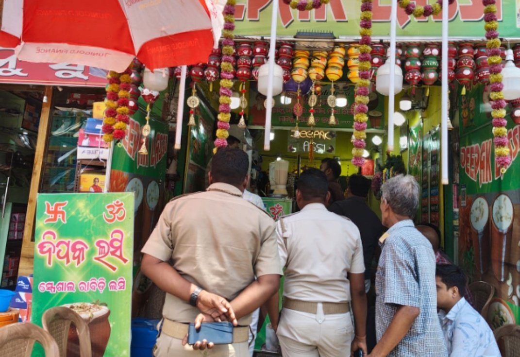You are currently viewing ତାଳଚେରରେ ଖାଦ୍ୟ ସୁରକ୍ଷା ବିଭାଗର ଚଢ଼ାଉ: ବାସି ଖାଦ୍ୟ ଜବତ, ୧୦ ହଜାରରୁ ଊର୍ଦ୍ଧ୍ୱ ଜୋରିମାନା