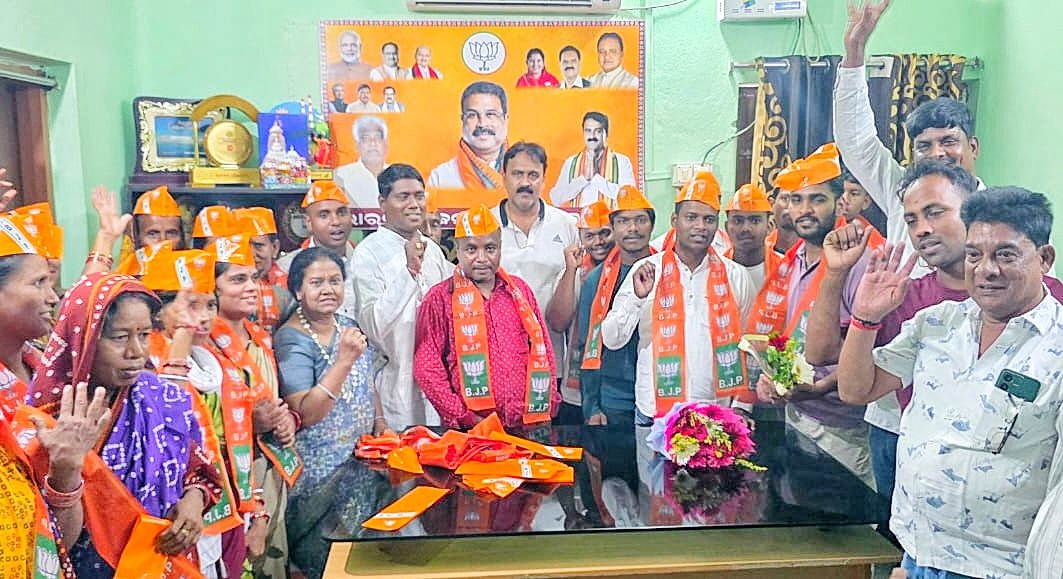 You are currently viewing ଅନୁଗୁଳରେ ମିଶ୍ରଣ ପର୍ବ, ବିଜେଡିରୁ ବହୁ କର୍ମୀ ବିଜେପିରେ ସାମିଲ