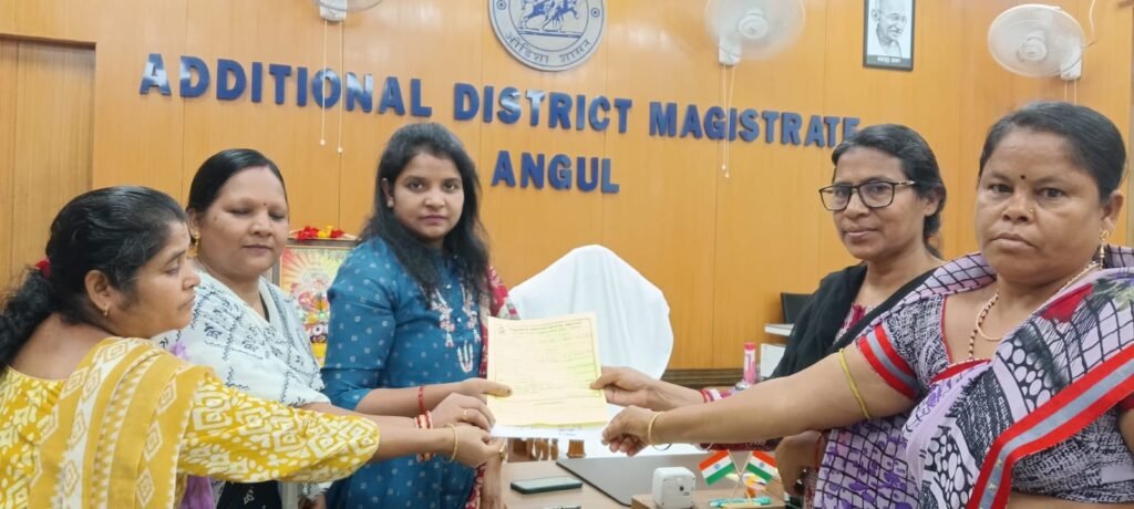 ଅନୁଗୁଳରେ ଟେଟ୍ରାପ୍ୟାକ୍ ମଦ ବିରୋଧରେ ଗର୍ଜିଲେ ମହିଳା: ଜିଲ୍ଲାପାଳଙ୍କୁ ଦାବିପତ୍ର ପ୍ରଦାନ