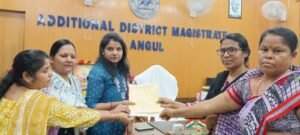 Read more about the article ଅନୁଗୁଳରେ ଟେଟ୍ରାପ୍ୟାକ୍ ମଦ ବିରୋଧରେ ଗର୍ଜିଲେ ମହିଳା: ଜିଲ୍ଲାପାଳଙ୍କୁ ଦାବିପତ୍ର ପ୍ରଦାନ