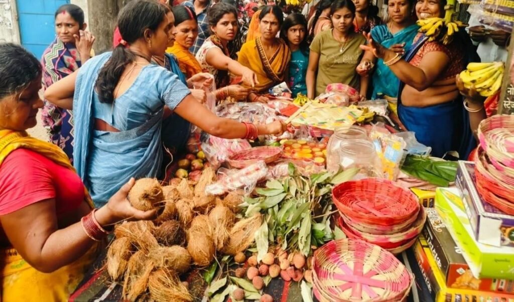 ରାତି ପାହିଲେ ସାବିତ୍ରୀ ଓଷା: ଫଳ ଓ ପୂଜା ସାମଗ୍ରୀ ଦୋକାନରେ ଅସମ୍ଭାଳ ଭିଡ଼