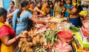 Read more about the article ରାତି ପାହିଲେ ସାବିତ୍ରୀ ଓଷା: ଫଳ ଓ ପୂଜା ସାମଗ୍ରୀ ଦୋକାନରେ ଅସମ୍ଭାଳ ଭିଡ଼