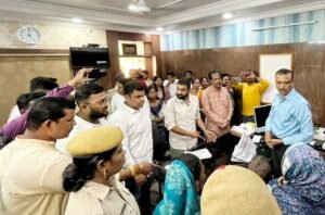 Read more about the article ଭାପୁର ଦୁଷ୍କର୍ମ ମାମଲା: ୨୫ ଦିନ ପରେ ବି ଅଭିଯୁକ୍ତ ଫେରାର, ନ୍ୟାୟ ଦାବିରେ ଡିଆଇଜିଙ୍କୁ ସ୍ମାରକପତ୍ର