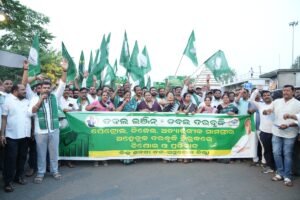 Read more about the article ତେଲ ଓ ଅତ୍ୟାବଶ୍ୟକ ସାମଗ୍ରୀର ଦରବୃଦ୍ଧି ପ୍ରତିବାଦ: ଅନୁଗୁଳ ରାଜପଥକୁ ଓହ୍ଲାଇଲା ବିଜେଡି