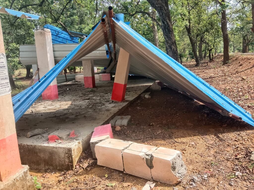 ପବନରେ ଉଡ଼ିଗଲା ନବନିର୍ମିତ ସେଡ୍: ନିମ୍ନମାନର କାମ ଅଭିଯୋଗ