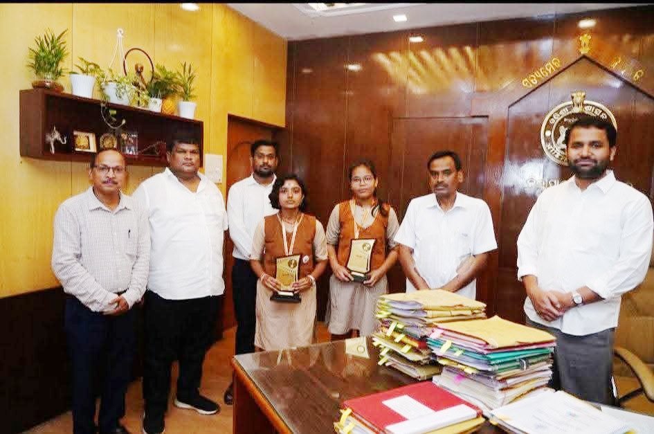 ଅନୁଗୁଳର ଗର୍ବ: ଦଶମ ପରୀକ୍ଷାର ଟପ୍ପର ଆଦ୍ୟାଶା ଓ ସେଲୋନିଙ୍କୁ ସମ୍ବର୍ଦ୍ଧିତ କଲେ ଜିଲ୍ଲାପାଳ