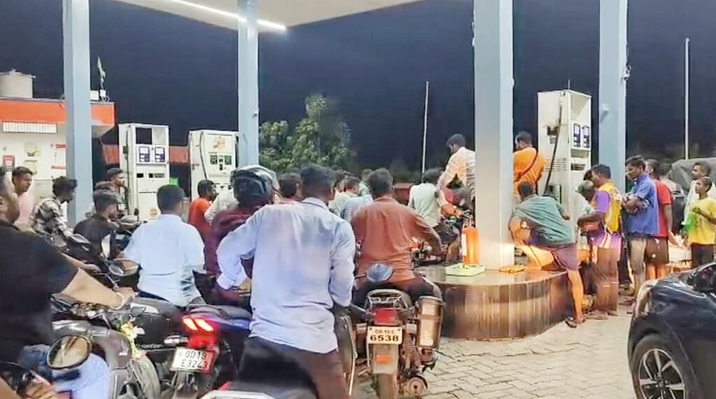 ତେଲ ପାଇଁ ହାହାକାର: ଅନୁଗୁଳରେ ପେଟ୍ରୋଲ ପମ୍ପ ଆଗରେ ଲମ୍ବା ଲାଇନ, ସ୍ଥିତି ନିୟନ୍ତ୍ରଣ ପାଇଁ ପୋଲିସ ମୁତୟନ