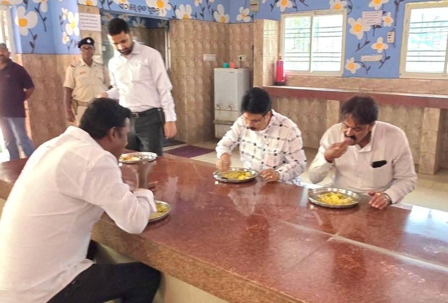 ଅନୁଗୁଳ ଆହାର କେନ୍ଦ୍ର ପରିଦର୍ଶନ କଲେ ଗୃହ ନିର୍ମାଣ ମନ୍ତ୍ରୀ, ଖାଦ୍ୟର ମାନ ଯାଞ୍ଚ ସହ ସ୍ୱଚ୍ଛତା ଉପରେ ଗୁରୁତ୍ୱ