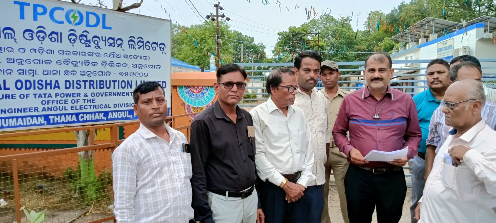 You are currently viewing ଅଘୋଷିତ ବିଦ୍ୟୁତ୍ କାଟ୍ ଓ ସ୍ମାର୍ଟ ମିଟର ବନ୍ଦ ଦାବିରେ ଟାଟା ପାୱାର ଅଫିସ ଆଗରେ ବିକ୍ଷୋଭ