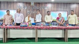 Read more about the article ସନ୍ଧ୍ୟାରାଣୀ ଦେହୁରୀଙ୍କ ଅବସରକାଳୀନ ବିଦାୟ ସମ୍ବର୍ଦ୍ଧନା