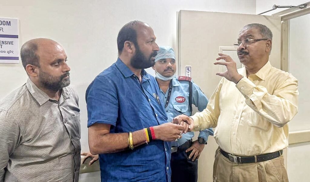 ଭୁବନେଶ୍ୱର କେୟାର ହସ୍ପିଟାଲରେ ରୋଗୀଙ୍କୁ ଭେଟିଲେ ବିଧାୟକ ବ୍ରଜକିଶୋର ପ୍ରଧାନ