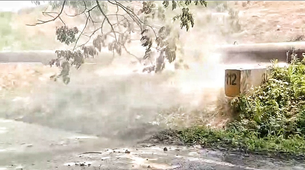 You are currently viewing ଫାଟିଲା ଆସ୍ ପଣ୍ଡ ପାଇପ୍: କଣିହାଁ–ଡେରଙ୍ଗ ରାସ୍ତାରେ ଯାତାୟାତ ବାଧାପ୍ରାପ୍ତ