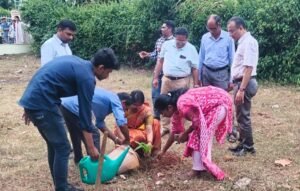 Read more about the article ଉତ୍କଳ ବିଶ୍ୱବିଦ୍ୟାଳୟରେ ବିଶ୍ୱ ପରିବେଶ ଦିବସ ପାଳିତ: ବୃକ୍ଷରୋପଣ ସହ ପରିବେଶ ସୁରକ୍ଷାର ସଂକଳ୍ପ