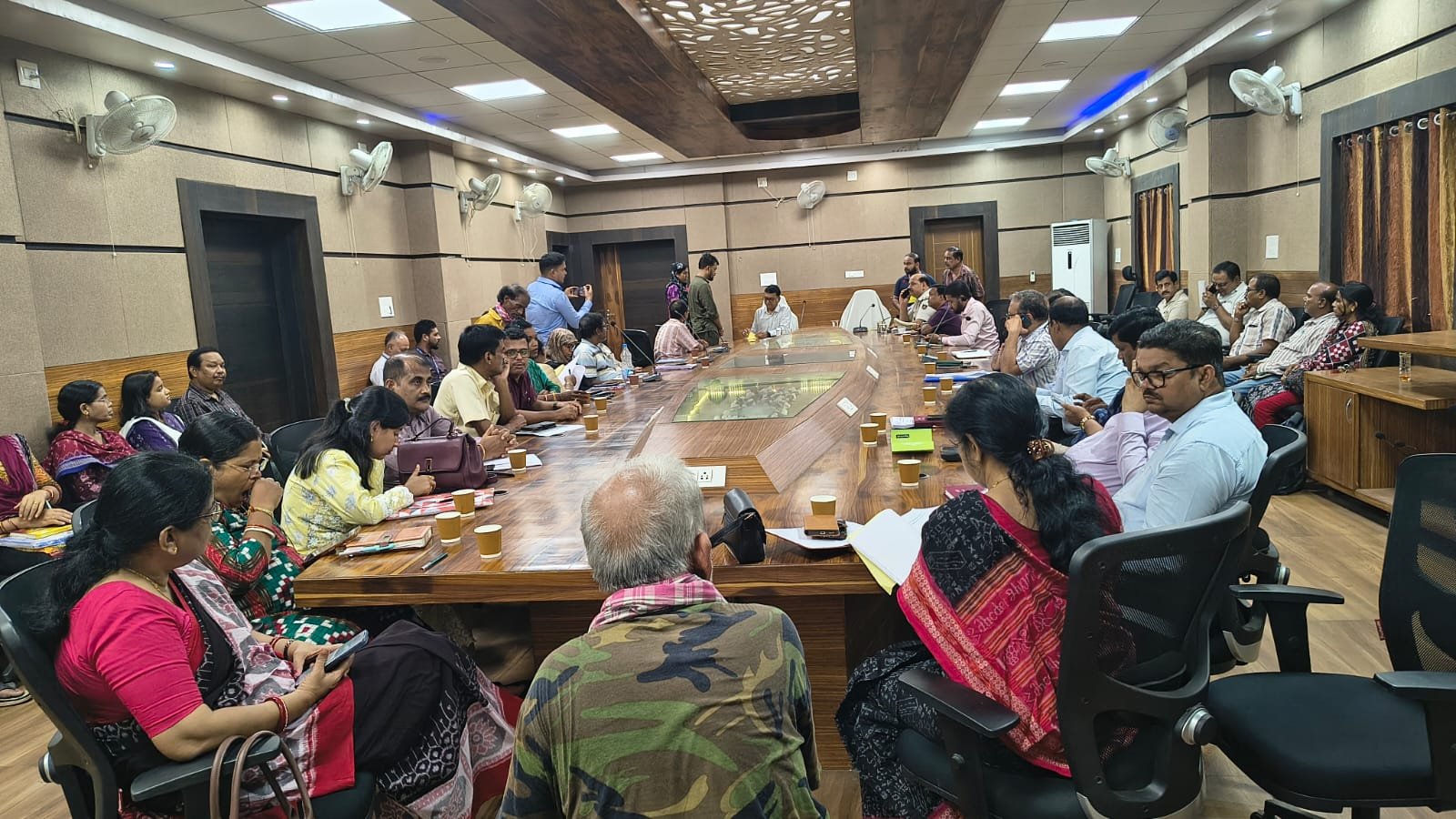 You are currently viewing ଜିଲ୍ଲା ସ୍ତରୀୟ ମିଳିତ ଜନ ଶୁଣାଣି ଅନୁଷ୍ଠିତ: ୩୨ ଅଭିଯୋଗ ଗ୍ରହଣ, ୫ଟିର ତୁରନ୍ତ ସମାଧାନ