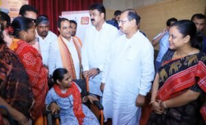 Read more about the article ‘ବିକାଶର ଧାରା, ଓଡ଼ିଶା ସାରା’: ଅନୁଗୋଳରେ ସରକାରଙ୍କ ୨ ବର୍ଷ ପୂର୍ତ୍ତି ଉତ୍ସବ, ବିଭିନ୍ନ ଯୋଜନାର ହିତାଧିକାରୀଙ୍କୁ ସହାୟତା ବଣ୍ଟନ