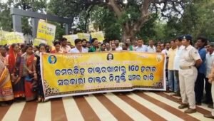 Read more about the article ପାଳଲହଡ଼ାରେ ସ୍ୱାସ୍ଥ୍ୟ ସେବାକୁ ନେଇ ଜନଅସନ୍ତୋଷ: ଉପଜିଲ୍ଲାପାଳଙ୍କ କାର୍ଯ୍ୟାଳୟ ଘେରିଲେ ଶହ ଶହ ଆଦିବାସୀ