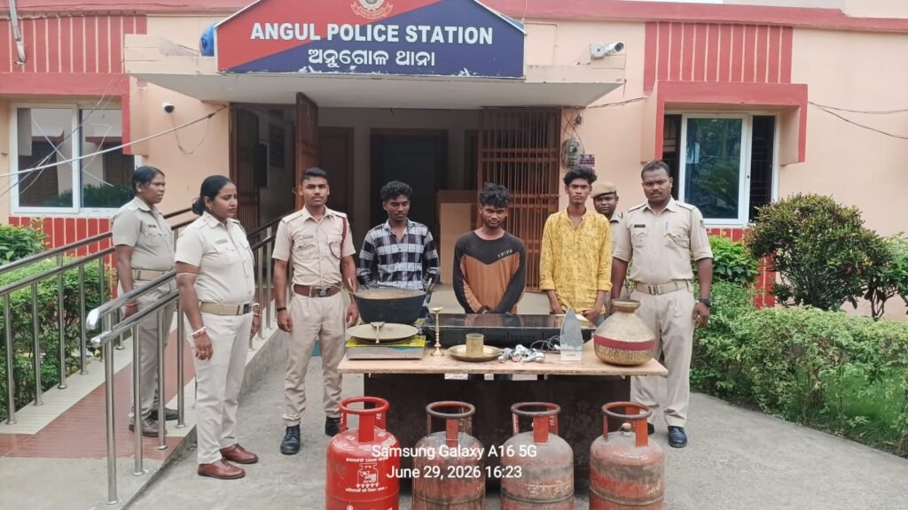 ଅନୁଗୋଳ ସହରରେ ଚୋରଙ୍କ ଉତ୍ପାତ: ଦୁଇଟି ପୃଥକ ଘଟଣାରେ ସାମଗ୍ରୀ ସହ ଟଙ୍କା ଚୋରି, ତିନି ଗିରଫ