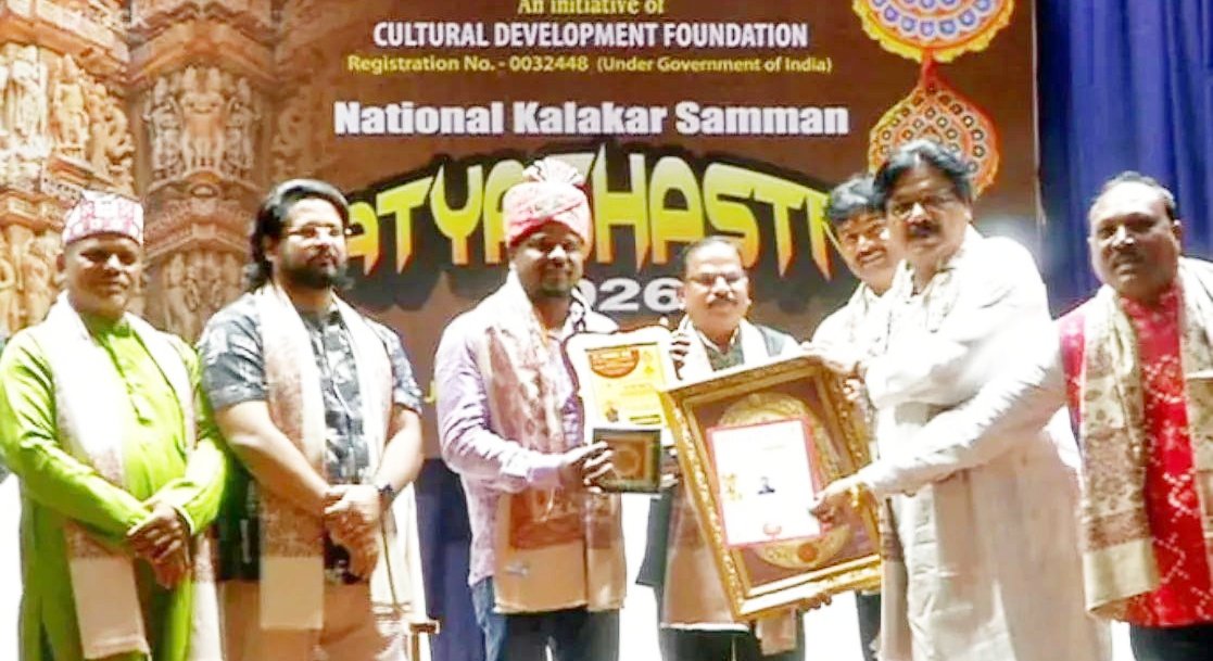 You are currently viewing ରାଜଧାନୀରେ ଜାତୀୟ ପୁରସ୍କାର ପାଇଲେ ଅନୁଗୋଳର ଶାନ୍ତନୁ କୁମାରସ୍ୱାଇଁ: ପ୍ଲେ-ବ୍ୟାକ୍ କଳାକାର ଭାବେ ଅଭିନୟ ପାଇଁ ସମ୍ମାନିତ