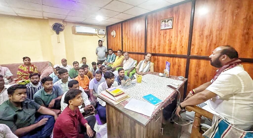 ଏମସିଏଲ ସମସ୍ୟା ନେଇ ବିଧାୟକଙ୍କୁ ଭେଟିଲେ କୁସୁମପାଳ ଗ୍ରାମବାସୀ, ତୁରନ୍ତ ସମାଧାନ ପ୍ରତିଶ୍ରୁତି