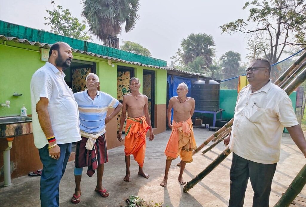 ଗୋପବନ୍ଧୁ ଜରାଶ୍ରମ ପରିଦର୍ଶନ କଲେ ବିଧାୟକ ବ୍ରଜକିଶୋର ପ୍ରଧାନ, ବୟସ୍କଙ୍କଠାରୁ ନେଲେ ଆଶୀର୍ବାଦ