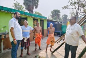 Read more about the article ଗୋପବନ୍ଧୁ ଜରାଶ୍ରମ ପରିଦର୍ଶନ କଲେ ବିଧାୟକ ବ୍ରଜକିଶୋର ପ୍ରଧାନ, ବୟସ୍କଙ୍କଠାରୁ ନେଲେ ଆଶୀର୍ବାଦ