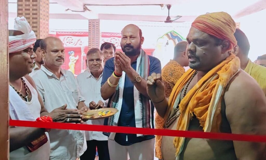 ଦେବସ୍ନାନ ପୂର୍ଣ୍ଣିମାରେ ହାଣ୍ଡିଧୂଆଁ ଜଗନ୍ନାଥ ମନ୍ଦିର ଦର୍ଶନ କଲେ ବିଧାୟକ ବ୍ରଜକିଶୋର