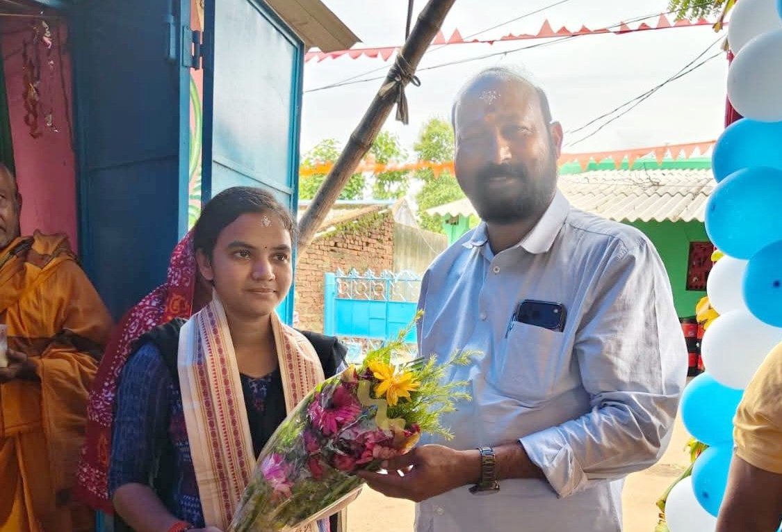 You are currently viewing NEET ରେ ସଫଳତା: ତାଳଚେରର ଶୁଭସ୍ମିତାଙ୍କୁ ଅଭିନନ୍ଦନ ଜଣାଇଲେ ବିଧାୟକ ବ୍ରଜକିଶୋର ପ୍ରଧାନ