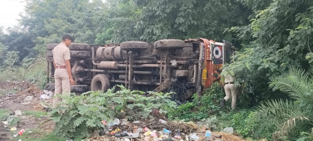 ଭାରସାମ୍ୟ ହରାଇ ଓଲଟିଲା ମାଲବାହୀ ଟ୍ରକ; ଅଳ୍ପକେ ବର୍ତ୍ତିଲେ ଚାଳକ