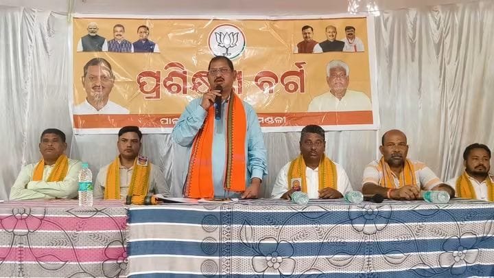 ଖମାରରେ ପାଳିତ ହେଲା ଡ଼ଃ ଶ୍ୟାମା ପ୍ରସାଦ ମୁଖାର୍ଜୀଙ୍କ ଜନ୍ମ ଜୟନ୍ତୀ: ବିଧାୟକ ଅଶୋକ ମହାନ୍ତିଙ୍କ ଉପସ୍ଥିତିରେ ପ୍ରଶିକ୍ଷଣ ଶିବିର