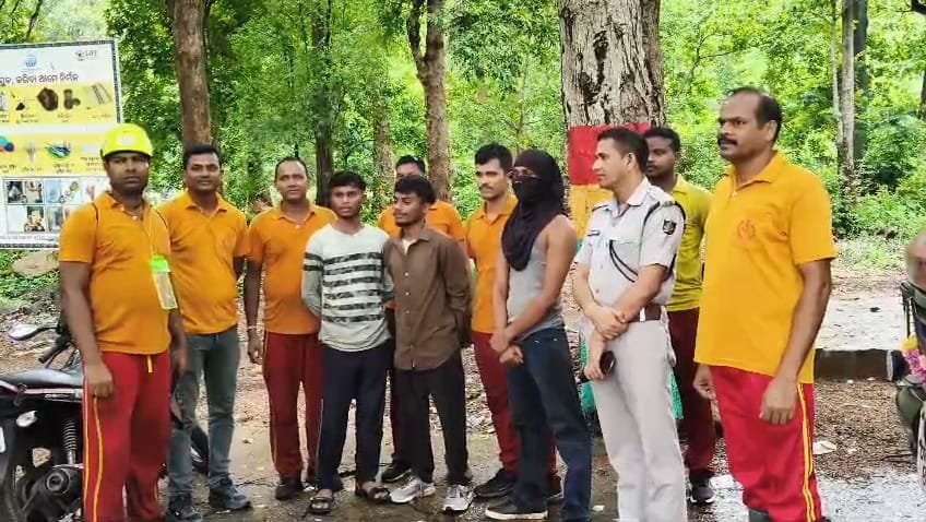 ମାଲ୍ୟଗିରି ପାହାଡ଼ରେ ଫସିଥିବା ୩ ଯୁବକ ଉଦ୍ଧାର: ୨୨ ଘଣ୍ଟାର ସଂଘର୍ଷ ପରେ ମିଳିଲା ସଫଳତା
