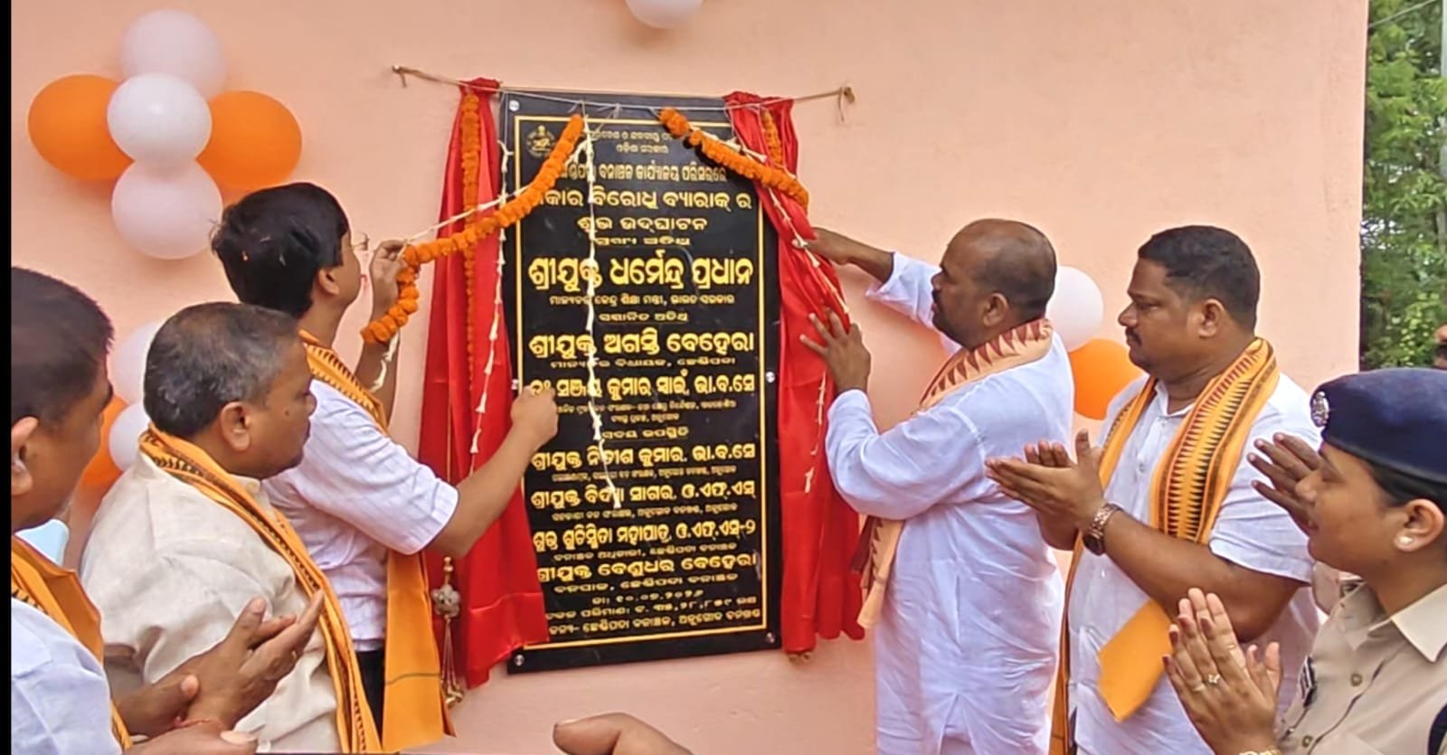 You are currently viewing ଅନୁଗୋଳ ଜିଲ୍ଲା ଛେଣ୍ଡିପଦାରେ ଶିକାର ବିରୋଧୀ ବ୍ୟାରେକ ଉଦଘାଟିତ: ବନ୍ୟଜନ୍ତୁ ସୁରକ୍ଷାକୁ ମିଳିବ ନୂଆ ବଳ
