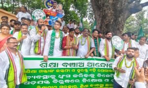 Read more about the article ପାଠ୍ୟପୁସ୍ତକରେ ତ୍ରୁଟି ଓ ଦୁର୍ନୀତି ଅଭିଯୋଗ: ଅନୁଗୋଳରେ ବିଜେଡିର ବିଶାଳ ବିକ୍ଷୋଭ
