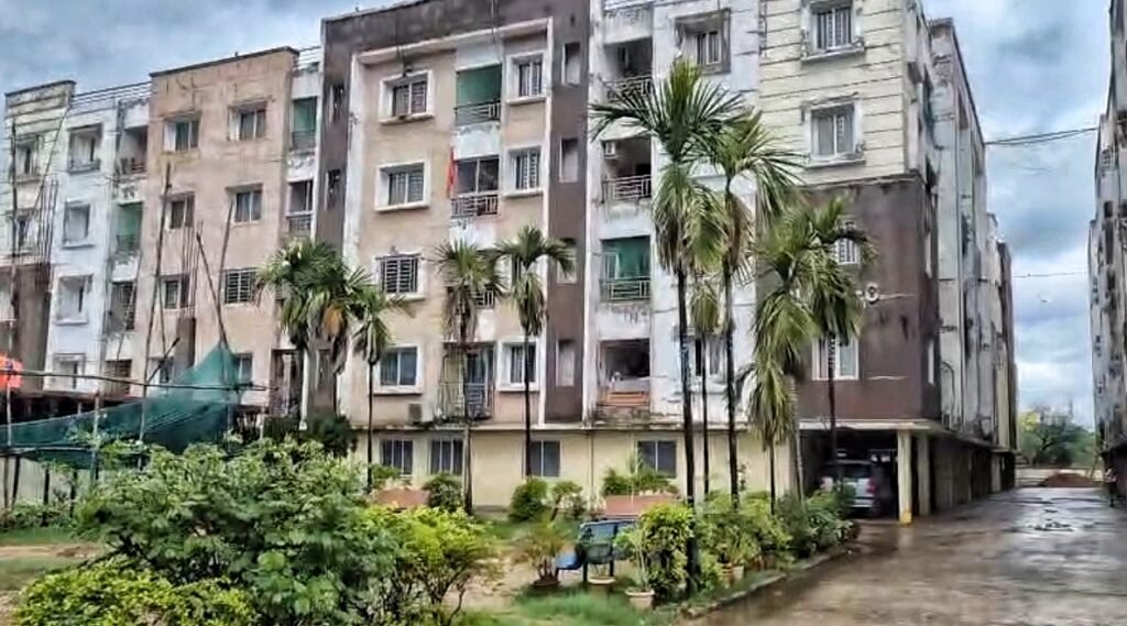 ନିମ୍ନମାନର ନିର୍ମାଣ ଅଭିଯୋଗ: ଲଗାଣ ବର୍ଷାରେ ଗଳୁଛି ଆପାର୍ଟମେଣ୍ଟ: ଗାନ୍ଧୀ ମାର୍ଗ ଆପାର୍ଟମେଣ୍ଟରେ ଜଳମଗ୍ନ ଅବସ୍ଥା, ଅତିଷ୍ଠ ଶତାଧିକ ବାସିନ୍ଦା