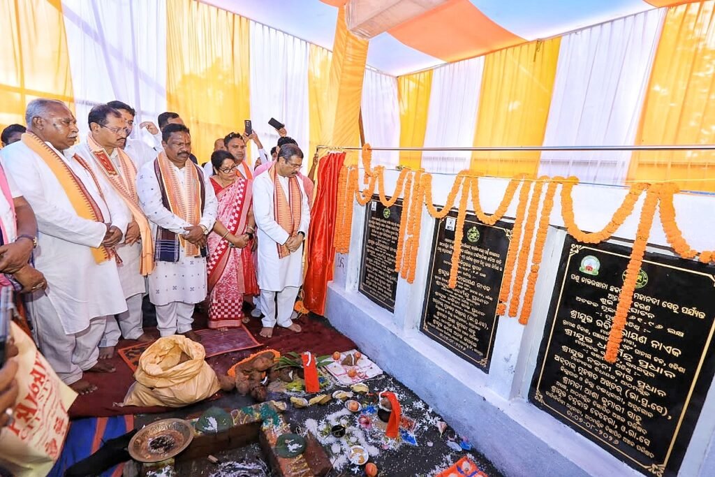 ଆଠମଲ୍ଲିକରେ ବିକାଶର ଛାପ: ବହୁ ପ୍ରକଳ୍ପର ଭିତ୍ତିପ୍ରସ୍ତର ସ୍ଥାପନ ଓ ଉଦ୍‌ଘାଟନ କଲେ ପୂର୍ବତନ କେନ୍ଦ୍ରମନ୍ତ୍ରୀ