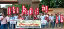 ୨୮ ଦଫା ଦାବି ନେଇ ଅନୁଗୋଳ ଜିଲ୍ଲାପାଳଙ୍କ ଅଫିସ୍ ସମ୍ମୁଖରେ ଶ୍ରମିକ-କୃଷକଙ୍କ ପ୍ରତିବାଦ