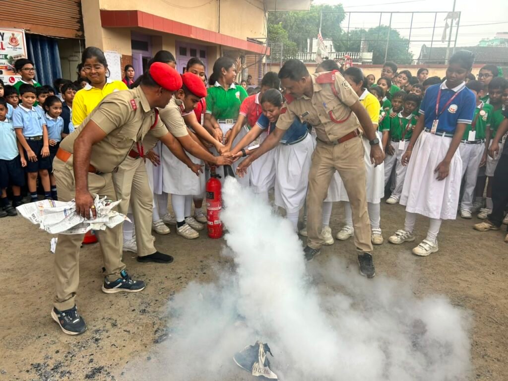 ଡି.ଏ.ଭି. ପବ୍ଲିକ୍ ସ୍କୁଲରେ ଫାୟାର ସେଫ୍ଟି ମକ୍ ଡ୍ରିଲ୍, ଜରୁରୀ ପରିସ୍ଥିତିରେ ଛାତ୍ରଛାତ୍ରୀଙ୍କୁ ସୁରକ୍ଷିତ ସ୍ଥାନାନ୍ତର ଉପରେ ଗୁରୁତ୍ୱ