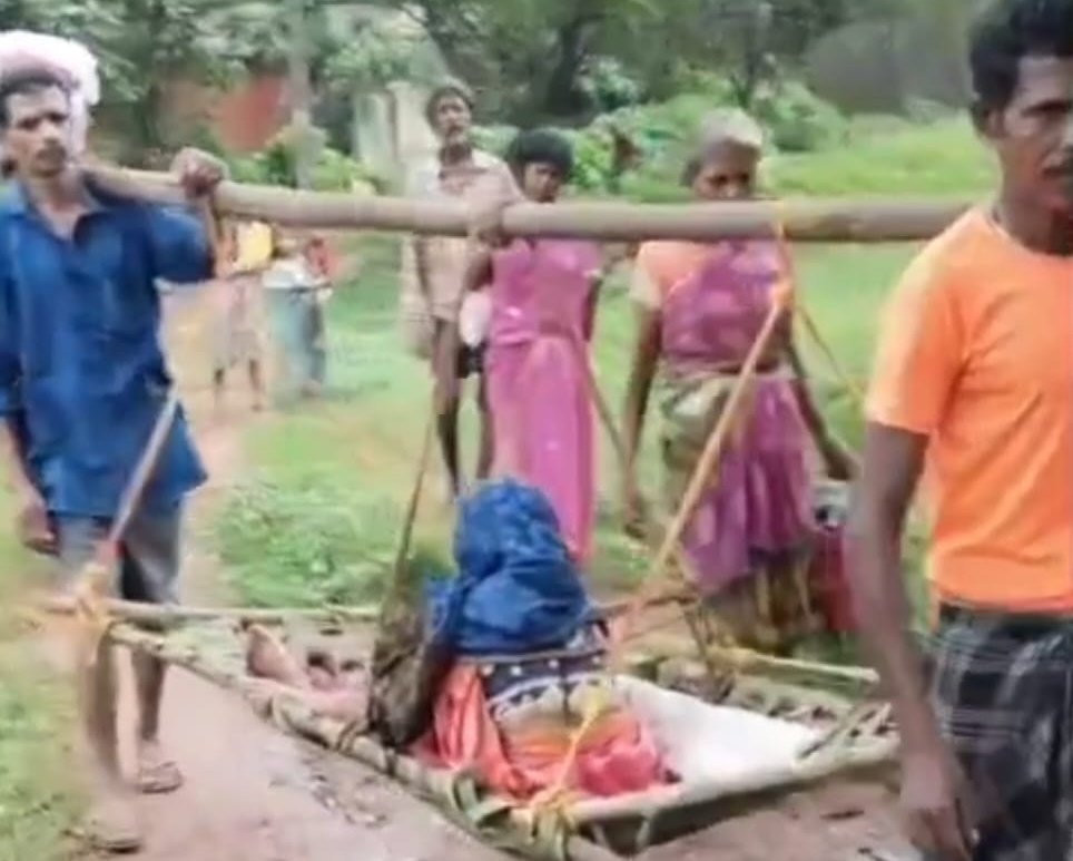 ଜନନୀ ଯନ୍ତ୍ରଣାର ବିକଳ ଚିତ୍ର: ରାସ୍ତା ନ ଥିବାରୁ ଘରେ ପ୍ରସବ, ଖଟିଆରେ ବୁହା ହେଲେ ମା’