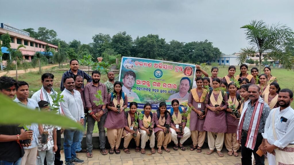 ଅନୁଗୋଳକୁ ସବୁଜ ସୁନ୍ଦର କରିବା ପାଇଁ ଚାରାରୋପଣ